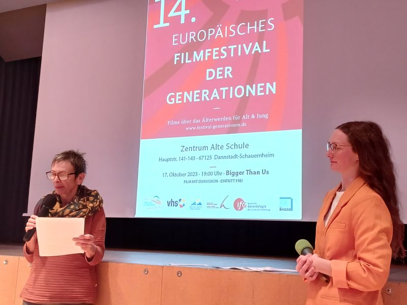 An alle Filme schließt sich ein Publikumsgespräch mit Anne Kuhn von der Volkshochschule Rhein-Pfalz-Kreis an. Verstärkt wurde es am 17.10.2023 durch Franziska Tavernier, Klimaschutzmanagerin der Verbandsgemeinde Dannstadt-Schauernheim (re. im Bild).
