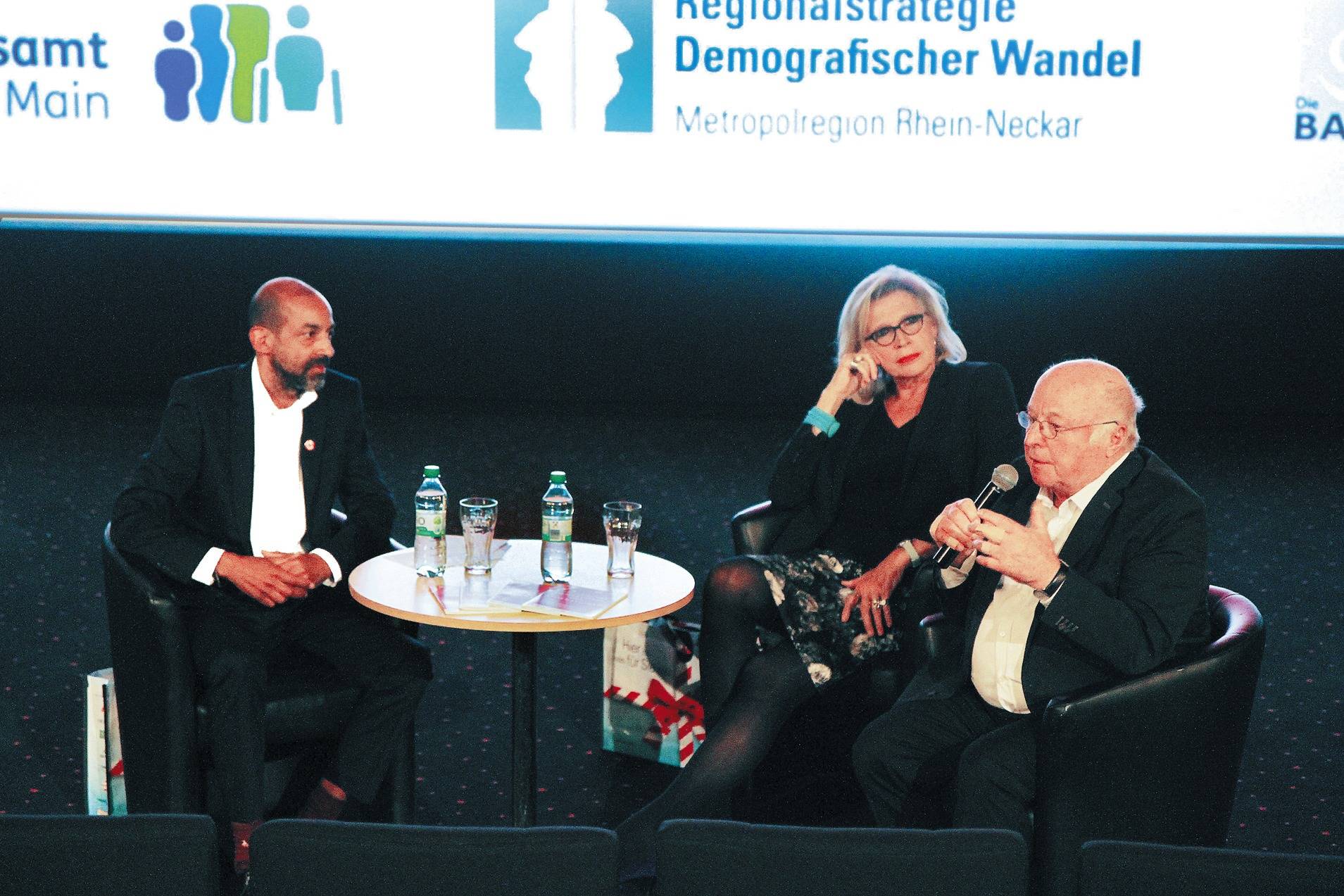 Anregende Diskussion (v.l.): Moderator Derek Cofie-Nunoo mit Regisseurin Barbara Wackernagel-Jacobs und dem früheren Bundesarbeitsminister Norbert Blüm. Foto: heb