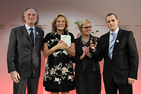 Matthias Roos, Amt für Gesundheit/Frankfurt a.M., Prof. Susanne Porsche, Laudatorin/Jury; N.N. Robert Bosch Stiftung und Dr. Michael Doh, NAR Heidelberg: 3. Preis beim Deutschen Alterspreis 2013; Bildnachweis: Robert Bosch Stiftung / Tobias Bohm 