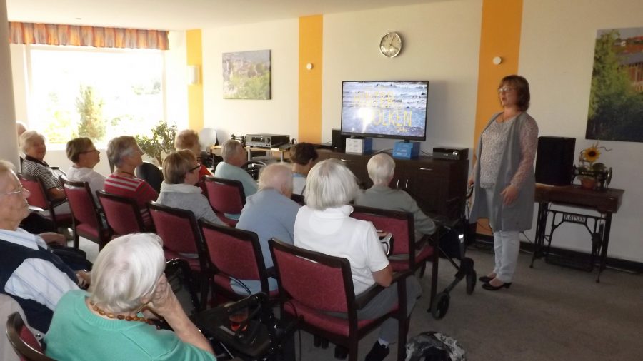 Heimbewohner während Filmvorführung