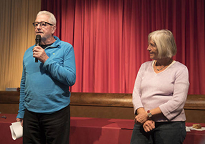 Richard May, Vorsitzender des Laufsportvereins Leutershausen, im Gespräch mit der Vorsitzenden des Förderkreises Olympia-Kino, Wiebke Dau-Schmidt. Foto: Kreutzer