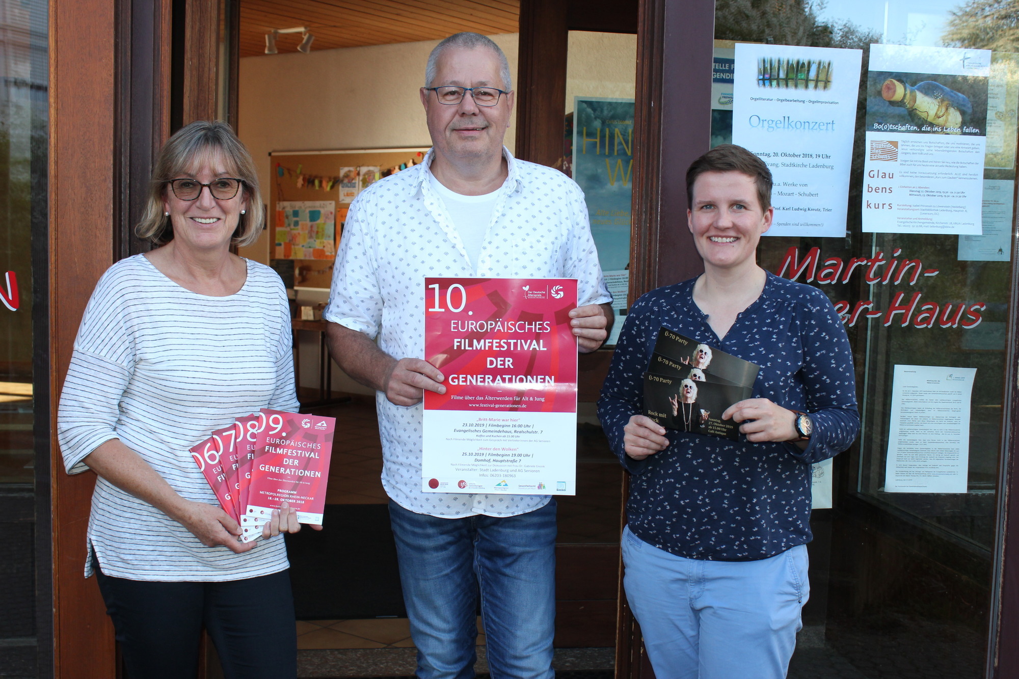 Erst Filme, dann Fete: Regina Dietrich und Thomas Pilz (AG Senioren) sowie Rathaus-Mitarbeiterin Claudia Döhner (v. l.) stellten die kommenden Veranstaltungen vor. Foto: Beckmann