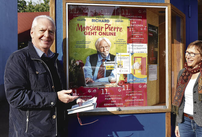 Werner Oeldorf von der VHS-Außenstelle und Renate Keppler-Götz vom Olympia-Kino-Förderkreis eröffneten das „Filmfestival der Generationen“. Am Sonntag lief die französische Komödie „Monsieur Pierre geht online“. Foto: Dorn