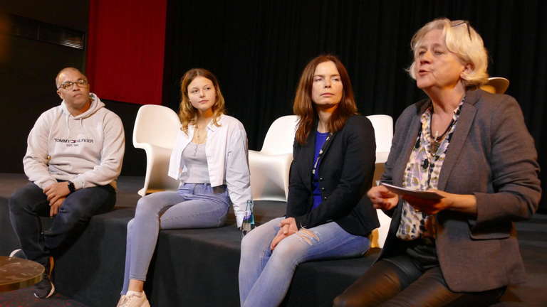 Nach dem Film diskutieren in der Bad Nauheimer »FilmBühne« mit dem Publikum (v. l.) Simo EL Khalfi, Liv Wagner, Alena Rohn-Nemudrowa und Susann Barczikowski. © Hanna von Prosch