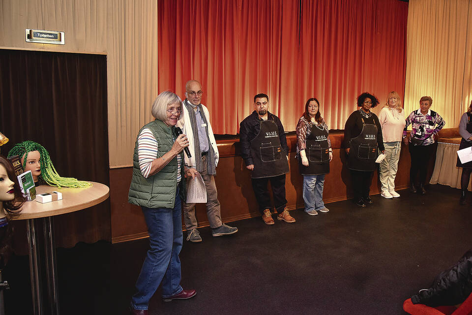 Passend zum Film „Romys Salon“ hatte der Förderkreis Olympia-Kino um Wiebke Dau-Schmidt (l.) den inklusiven Friseursalon V.I.U.S. aus der Mannheimer Neckarstadt zum Austausch zur Vorführung eingeladen. Foto: Dorn